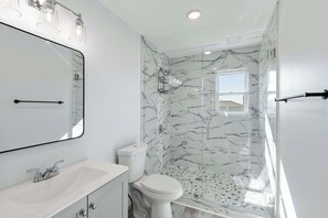 Dusche, Haartrockner, Handtücher
