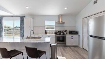 Réfrigérateur, four à micro-ondes, un four, surface de cuisson