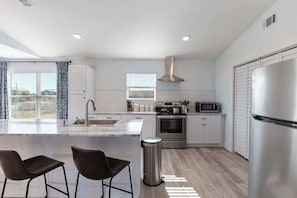 ثلاجة، ميكروويف، فرن، موقد طهي مسطح