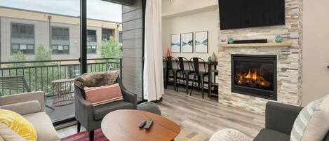 Una televisión, una chimenea