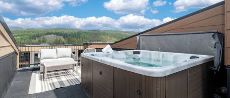 Outdoor spa tub
