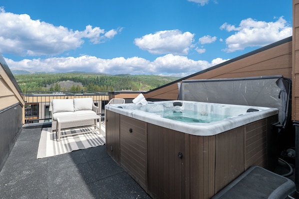 Outdoor spa tub
