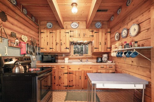 Rustic cabin, mt views, covered decks near town