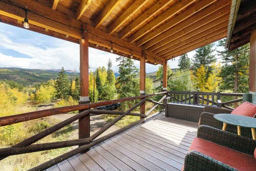 Rustic cabin, mt views, covered decks near town