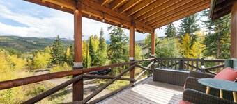 Rustic cabin, mt views, covered decks near town