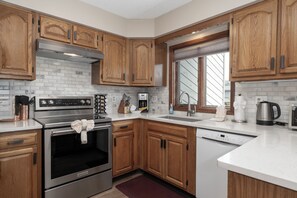 Kjøleskap, mikrobølgeovn, ovn og kokeplater