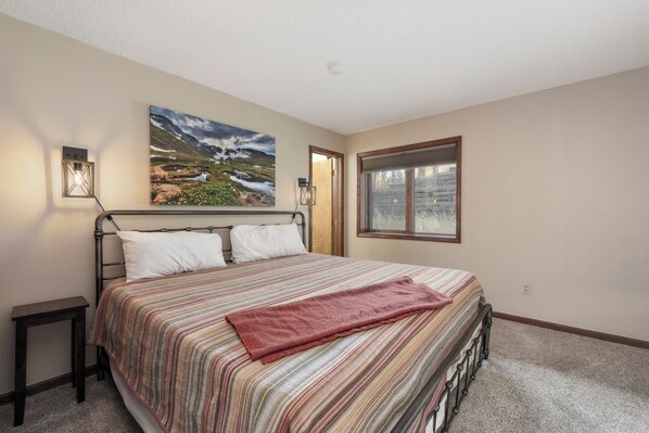 2 bedrooms, travel cot, Internet, bed sheets