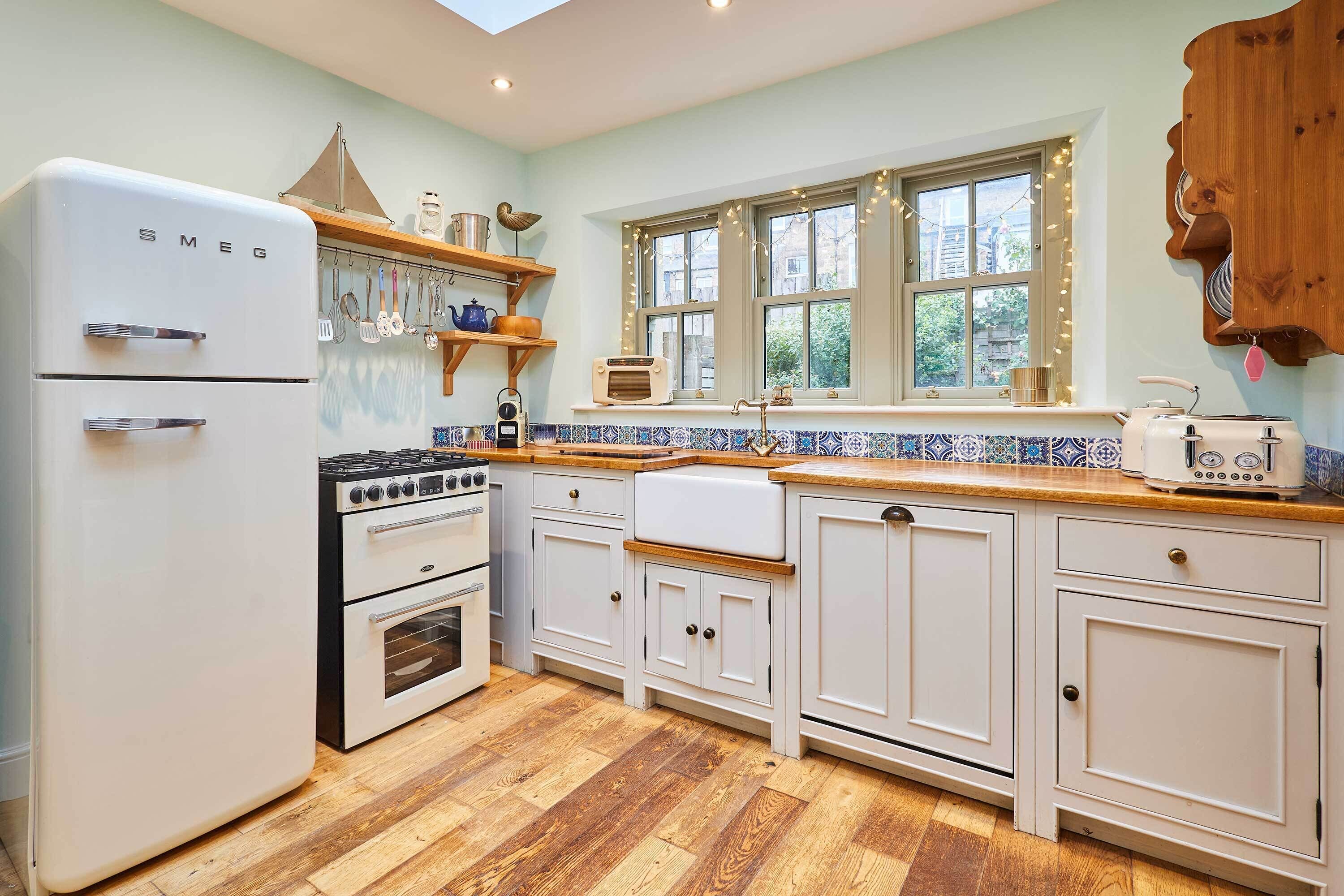 Fridge, oven, stovetop, dishwasher