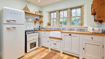 ثلاجة، فرن، موقد طهي مسطح، غسالة أطباق