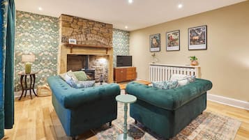 تلفزيون، مدفأة، كُتُب، مكتب