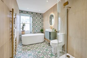 Ducha, secador de pelo, toallas