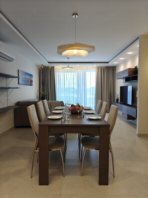 Dining - 3-bedroom apartment in Għarb with Stunning views, breakfast and hotel amenities (L-Għarb)
