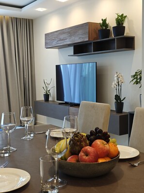 Dining - 3-bedroom apartment in Għarb with Stunning views, breakfast and hotel amenities (L-Għarb)