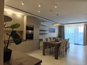 Dining - 3-bedroom apartment in Għarb with Stunning views, breakfast and hotel amenities (L-Għarb)
