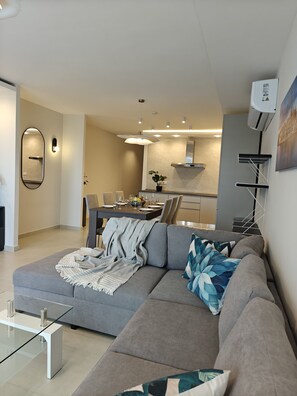 Living area - 3-bedroom apartment in Għarb with Stunning views, breakfast and hotel amenities (L-Għarb)