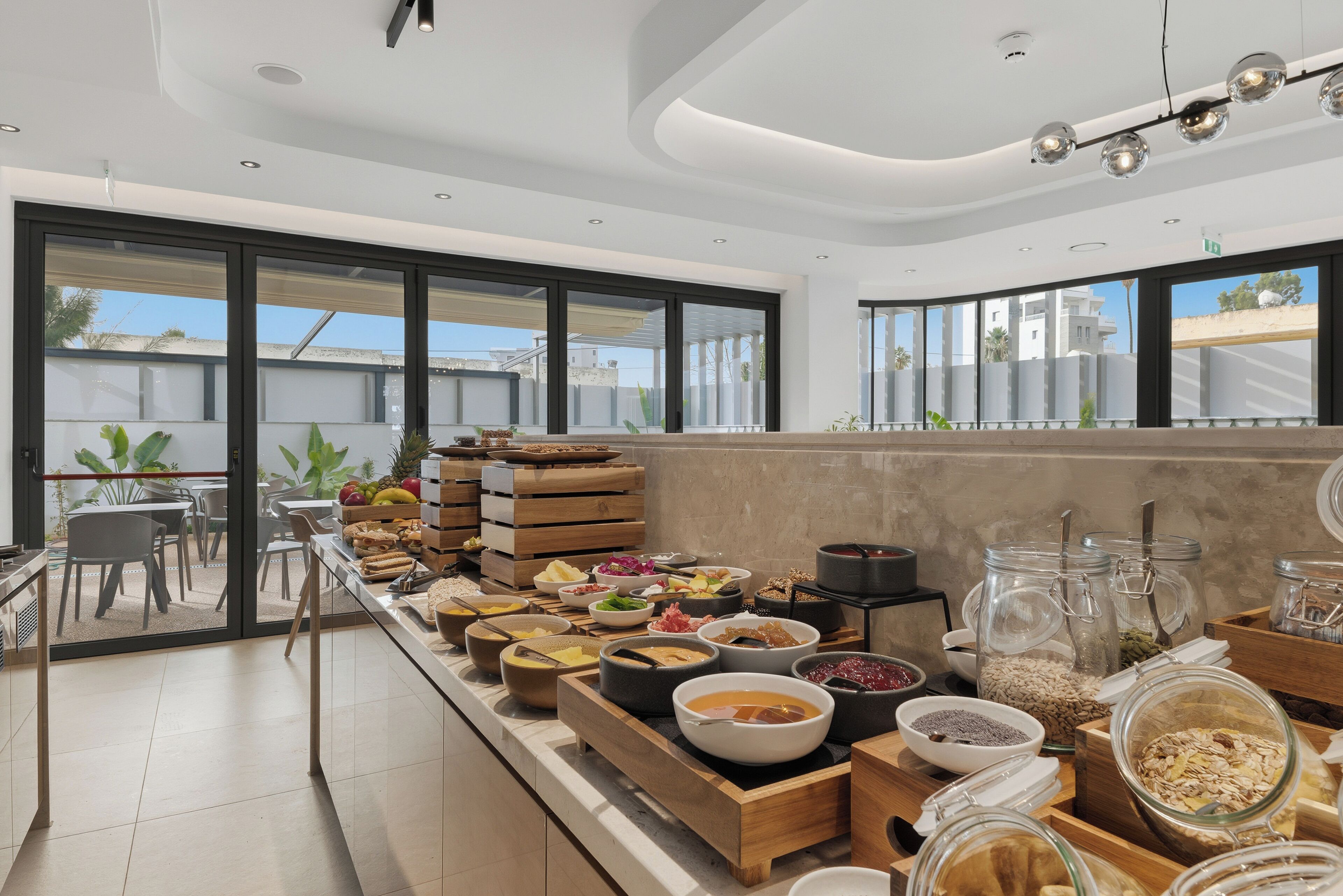 Una cocina moderna con servicio tipo bufé, que presenta diferentes alimentos y utensilios.