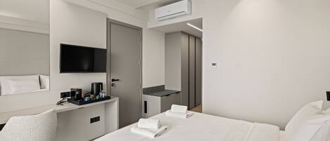 Classic-Doppelzimmer, Balkon, Stadtblick | Zimmersafe, Schreibtisch, laptopgeeigneter Arbeitsplatz