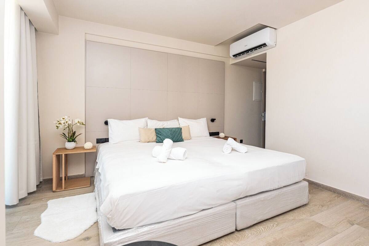 Habitación doble clásica, balcón, vista a la ciudad | Caja de seguridad en la habitación y escritorio