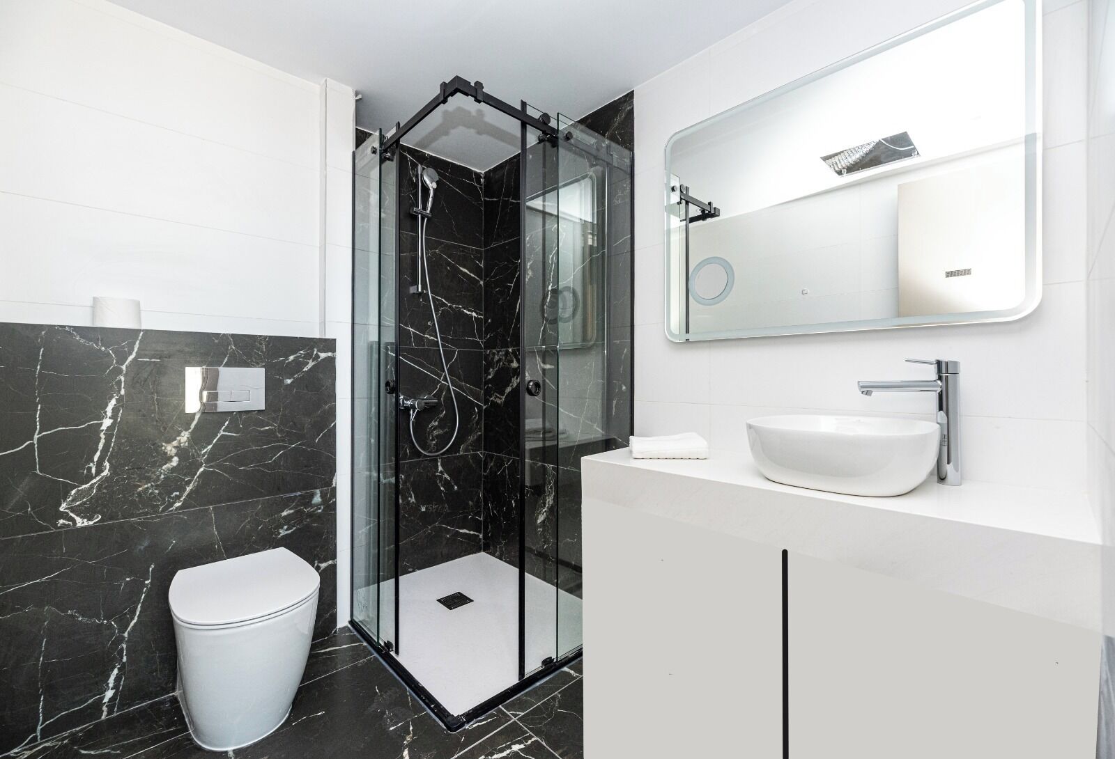 Regadera, secadora de cabello, pantuflas, toallas 