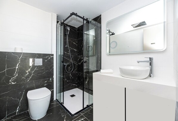 Shower, hair dryer, slippers, towels - Warner Boutique Hotel (Larnaca)