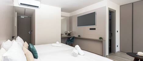 Kamar Double Klasik, balkon, pemandangan kota | Brankas, meja kerja, ruang kerja ramah laptop, dan setrika/meja setrika