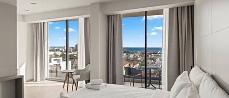 Kamar Superior | Brankas, meja kerja, ruang kerja ramah laptop, dan setrika/meja setrika