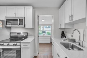 Kjøleskap, mikrobølgeovn, ovn og kokeplater