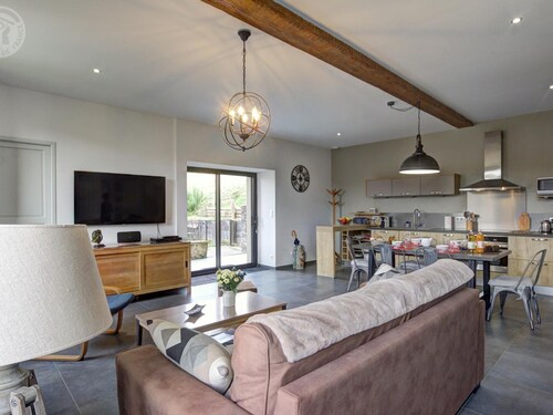 Spacious modern accommodation with wifi and terrace