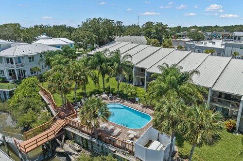 Updated 2-bedroom condo with community pool and boat slip