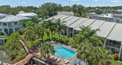 Updated 2-bedroom condo with community pool and boat slip
