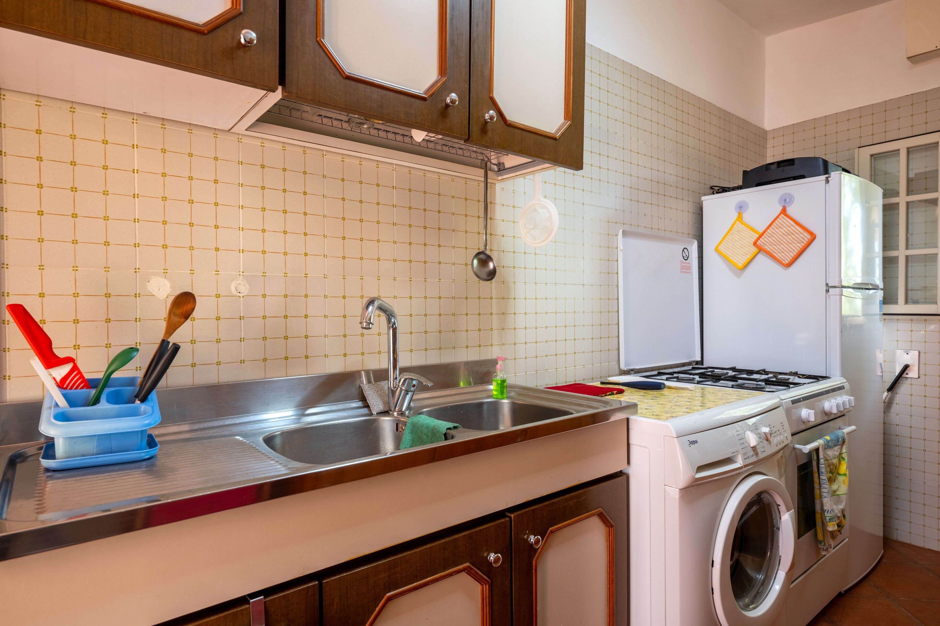 Kühlschrank, Ofen, Herdplatte, Kochgeschirr/Geschirr/Besteck