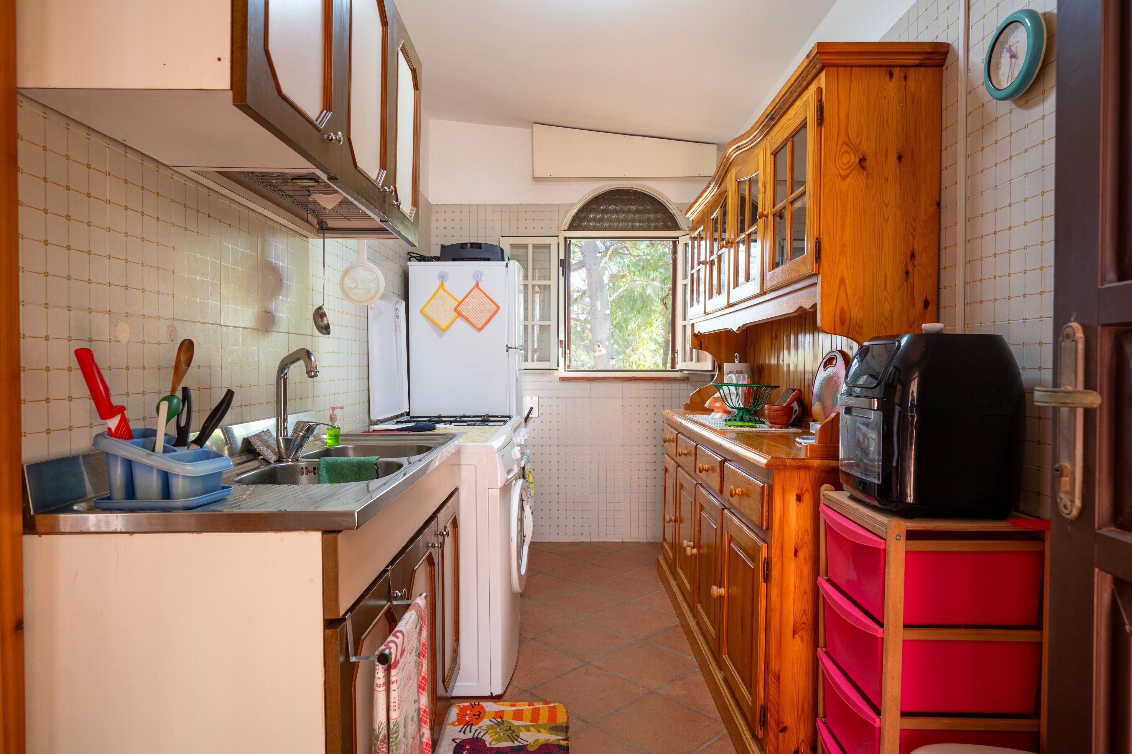 Fridge, oven, stovetop, cookware/dishes/utensils