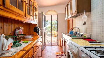 Fridge, oven, stovetop, cookware/dishes/utensils