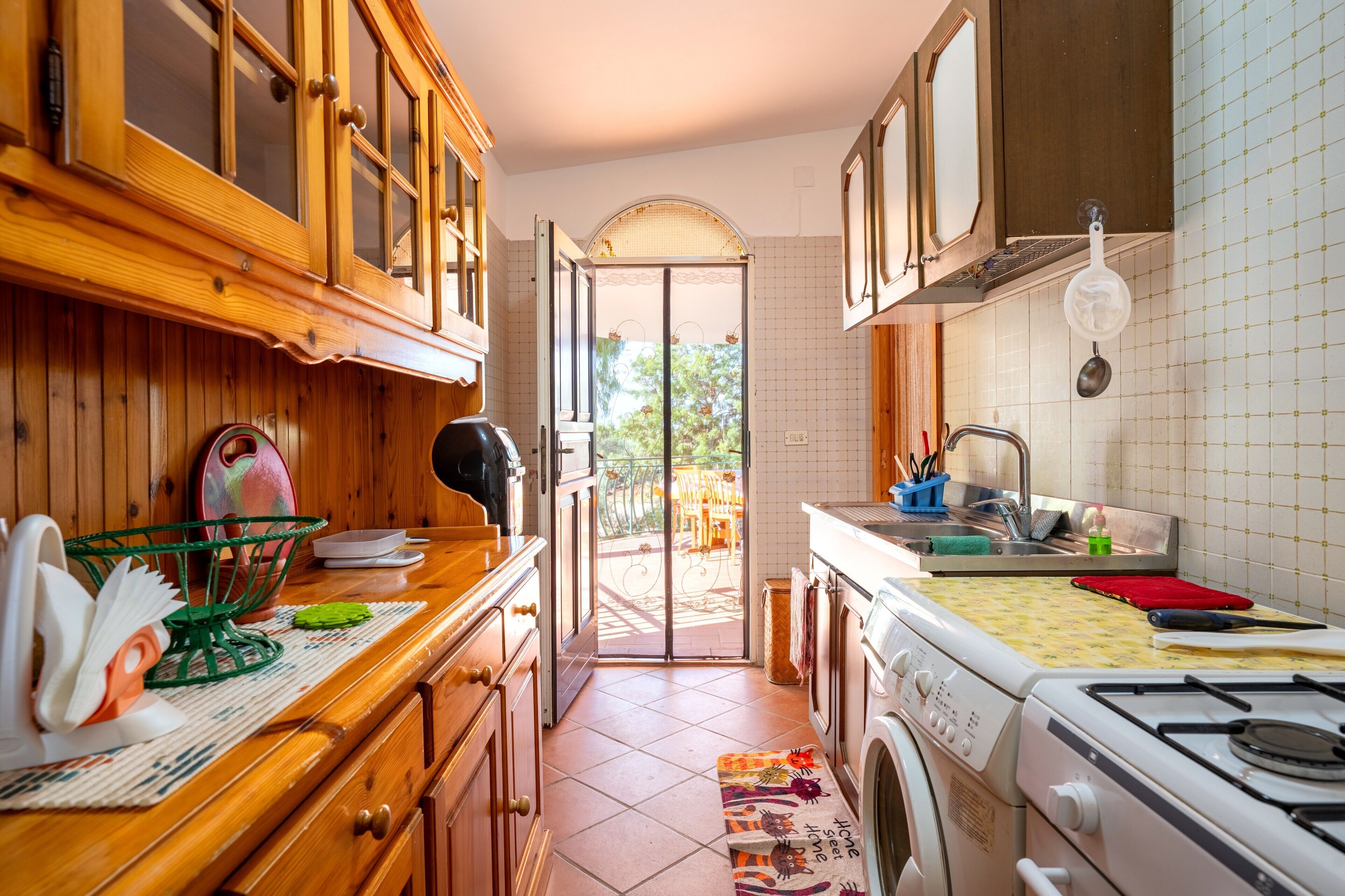 Frigorifero, forno, piano cottura, pentole/stoviglie/utensili