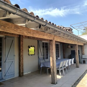 Outdoor dining - Domaine de L'arbre du magnan - holiday home in southern Ardèche (Chandolas)