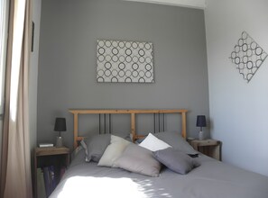 5 bedrooms, iron/ironing board, WiFi, bed sheets - Domaine de L'arbre du magnan - holiday home in southern Ardèche (Chandolas)