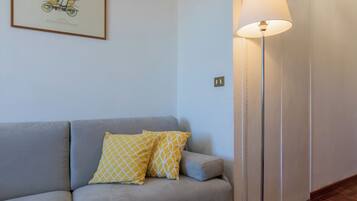 Apartamento, 1 habitación, balcón | Zona de estar | Televisión de 30 pulgadas con canales por satélite