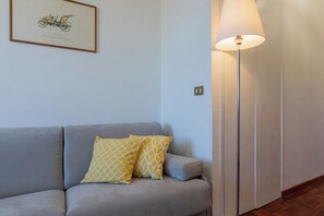 Apartamento, 1 quarto, sacada | Área de estar | TV 30 polegadas com canais via satélite