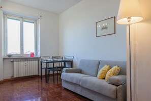 Apartamento, 1 quarto, sacada | Área de estar | TV 30 polegadas com canais via satélite