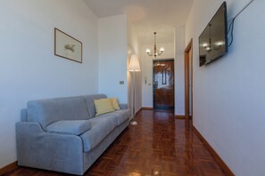 Departamento, 1 habitación, balcón | Área de sala de estar | Televisión de 30 pulgadas con canales vía satélite