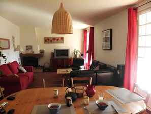 Una televisión, una chimenea