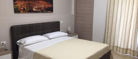 舒适双人房, 无烟房, 私人浴室 | 客房内保险箱、办公桌、熨斗/熨板、免费 WiFi