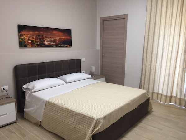 Habitación doble Confort, para no fumadores, baño privado | Caja de seguridad en la habitación y escritorio