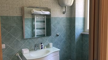 Classic Double Room, Non Smoking, Private Bathroom | Bathroom