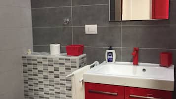 Habitación doble Deluxe, baño privado | Baño | Regadera, amenidades de baño gratuitas, secadora de cabello, toallas
