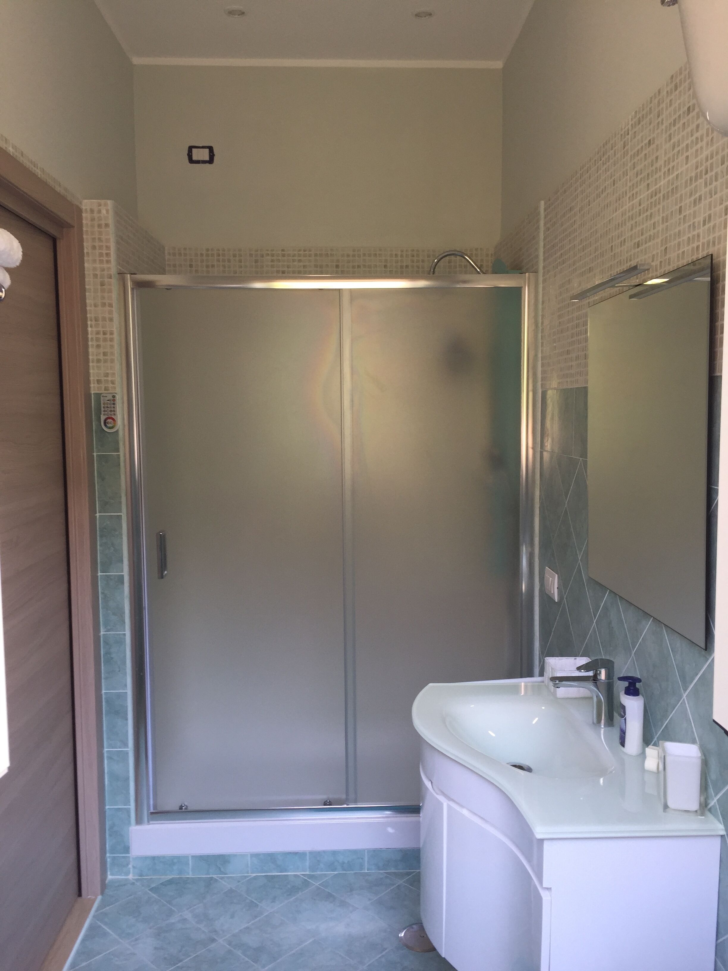 Classic-Doppelzimmer, Nichtraucher, eigenes Bad | Badezimmer | Dusche, kostenlose Toilettenartikel, Haartrockner, Handtücher