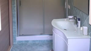Classic Tek Büyük Yataklı Oda, Sigara İçilmez, Özel Banyo | Banyo | Duş, ücretsiz banyo/kozmetik ürünleri, saç kurutma makinesi, havlu