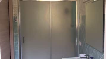 Classic Double Room, Non Smoking, Private Bathroom | Bathroom | Shower, free toiletries, hair dryer, towels