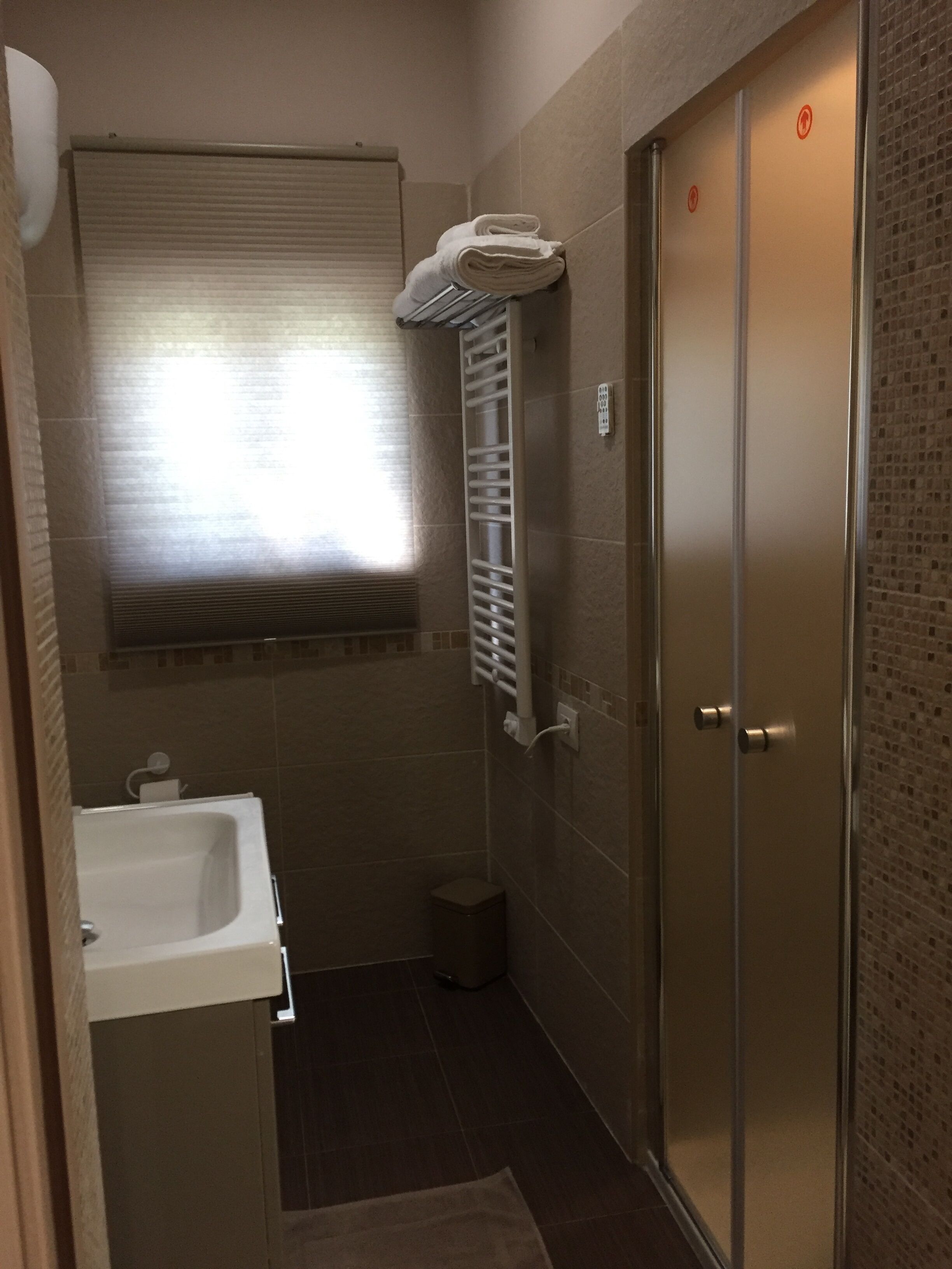 Comfort-Doppelzimmer, Nichtraucher, eigenes Bad | Badezimmer | Dusche, kostenlose Toilettenartikel, Haartrockner, Handtücher