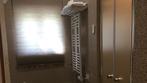 Comfort Tek Büyük Yataklı Oda, Sigara İçilmez, Özel Banyo | Banyo | Duş, ücretsiz banyo/kozmetik ürünleri, saç kurutma makinesi, havlu
